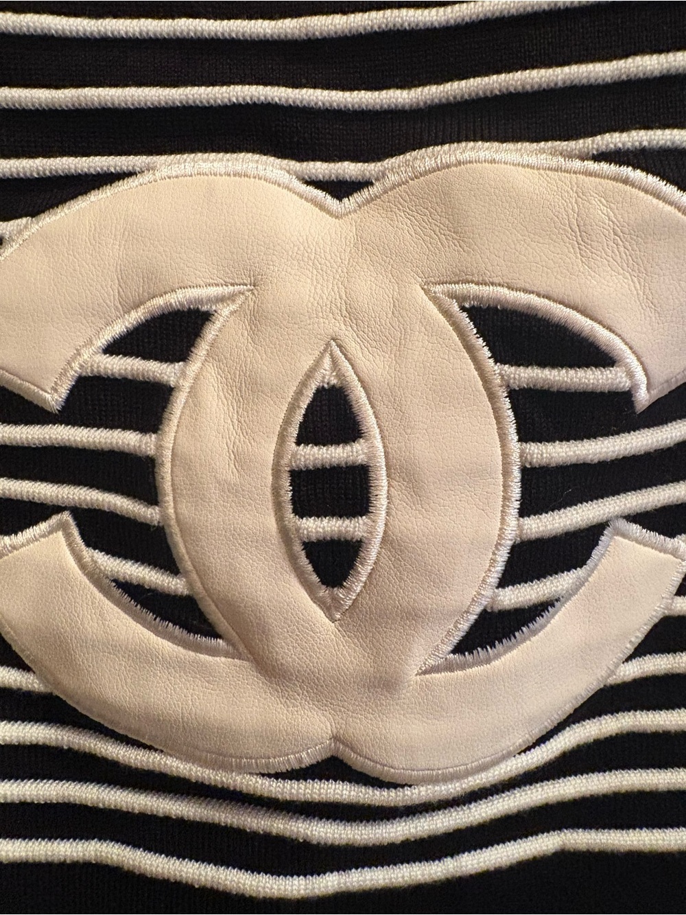 FASHION Black & White Striped Sleeveless Sweater Tank with Interlocking Logo - Picture 4 of 6